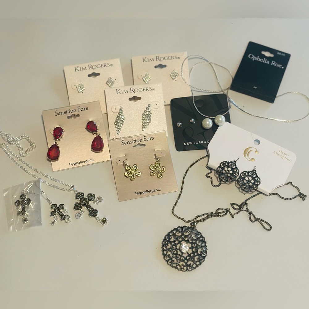 Lot of 9 pieces of Costume Jewelry 6 sets of Earrings 3 Necklaces